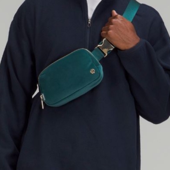 Lululemon Everywhere Belt Bag Velour Green Jasper/Gold 1L - Picture 2 of 5